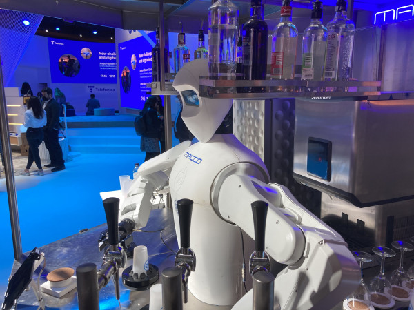 Robot Bartender Kime Siap Meracik Minuman Lewat Jaringan 5G