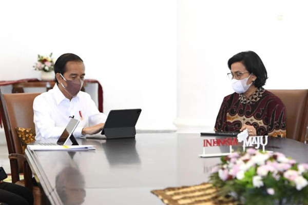 Potret Jokowi Lapor SPT Pajak Tahunan secara Daring Sambil Diliatin Sri Mulyani