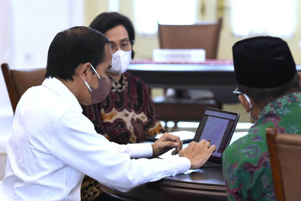 Potret Jokowi Lapor SPT Pajak Tahunan secara Daring Sambil Diliatin Sri Mulyani