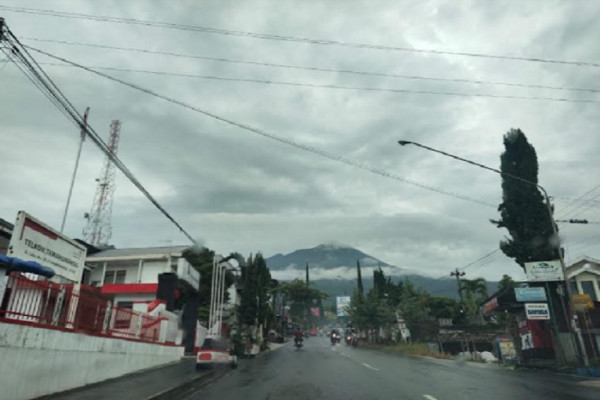 Penampakan Gunung Lawu dengan Awan Bersabuk Melingkar