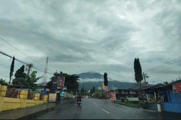 Penampakan Gunung Lawu dengan Awan Bersabuk Melingkar