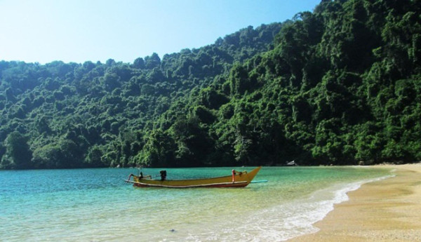 5 Pulau Angker di Indonesia, Berani Liburan ke Sini?