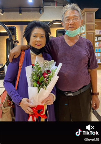 Viral! Kakek Kasih Kejutan saat Tunggu Istri di Salon, Aksi Ini yang Bikin Baper