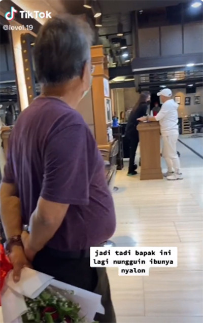Viral! Kakek Kasih Kejutan saat Tunggu Istri di Salon, Aksi Ini yang Bikin Baper