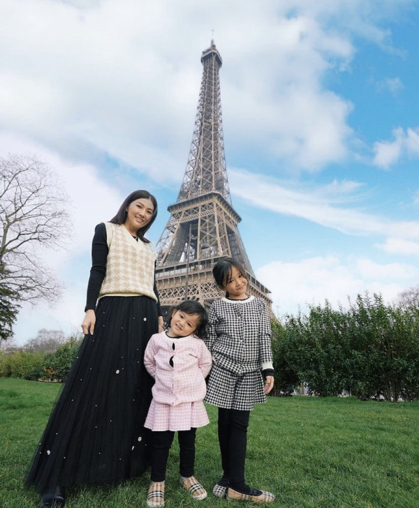 4 Artis yang Datang di Paris Fashion Week 2022, Nomor Terakhir Bawa Dua Putrinya
