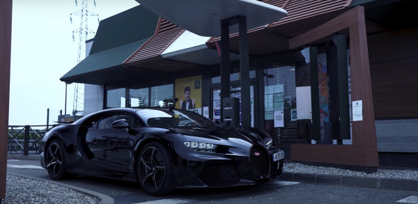 Ruwet, Bugatti Chiron Kerepotan Pesan McDonald's lewat Drive Thru