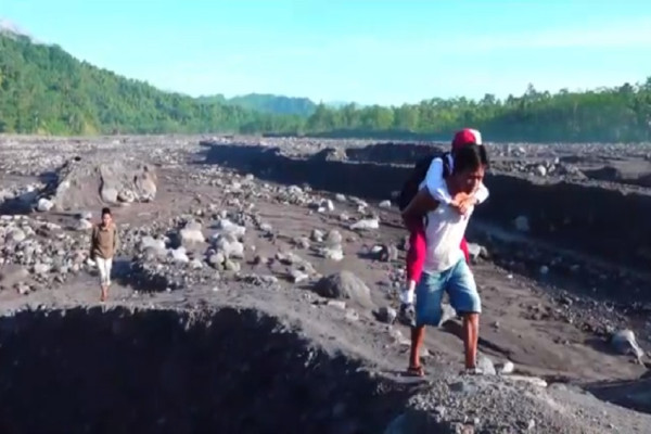 Demi Sekolah, Para Orang Tua Gendong Anak Seberangi Aliran Lahar Dingin Gunung Semeru