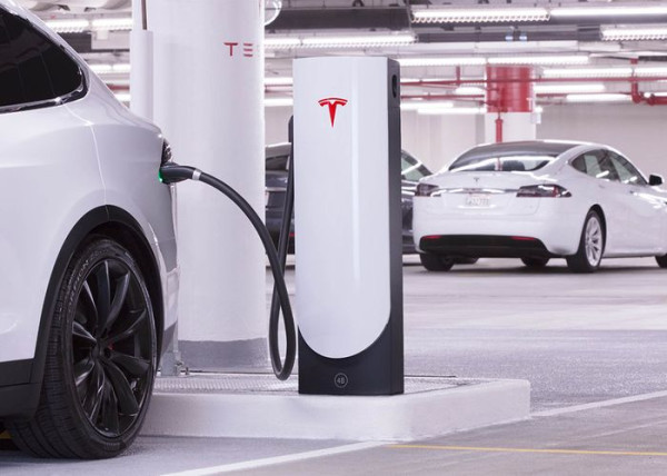 Edan, Tagihan Isi Ulang Baterai Pemilik Mobil Tesla di China Tembus Rp8,6 Miliar