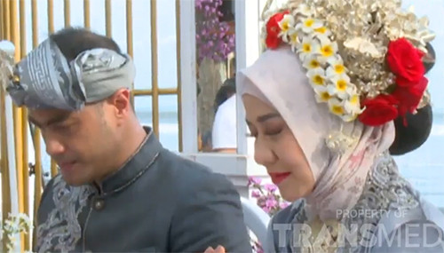 Potret Venna Melinda saat Langsungkan Pernikahan dengan Ferry Irawan, Cantik Berbusana Adat Bali