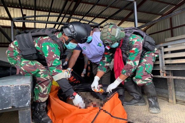 Penampakan Tim Operasi Damai Cartenz saat Evakuasi 8 Jenazah Korban Kebrutalan KKB