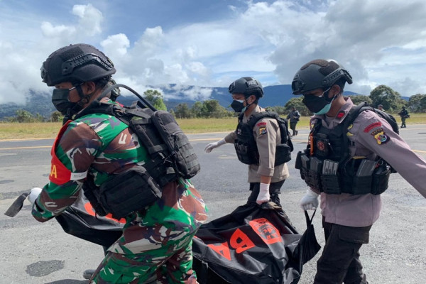 Penampakan Tim Operasi Damai Cartenz saat Evakuasi 8 Jenazah Korban Kebrutalan KKB