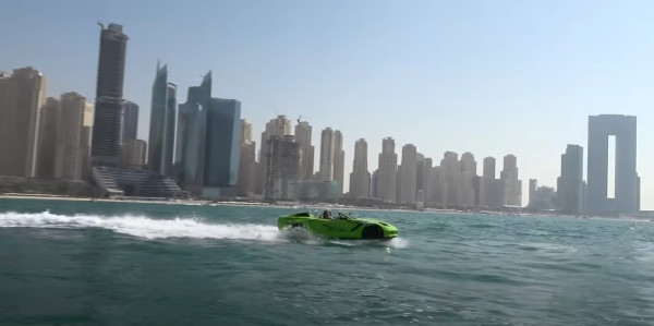 Mainan Baru Buat Crazy Rich Dubai, Speedboat Berjubah Mobil Sport