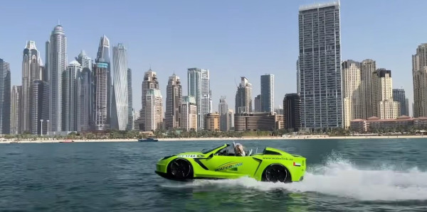 Mainan Baru Buat Crazy Rich Dubai, Speedboat Berjubah Mobil Sport