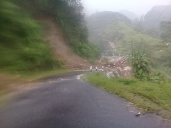 Tebing Lereng Gunung Lawu Longsor, Akses Jalan Menuju Tawangmangu Terputus