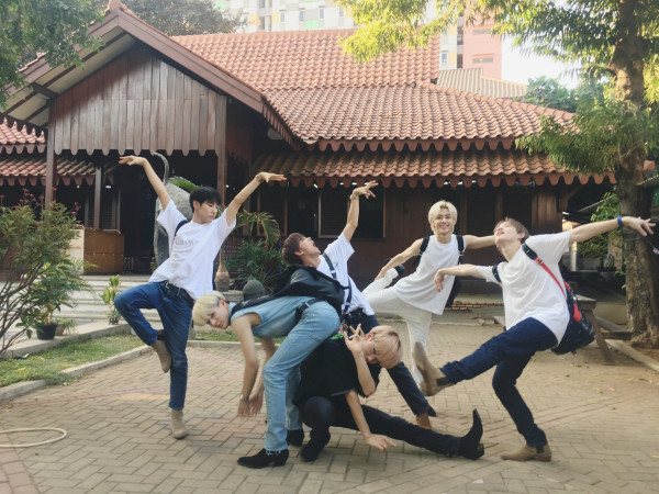 Pose-Pose Aneh nan Kocak NCT, Kamu Berani Coba?