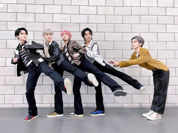 Pose-Pose Aneh nan Kocak NCT, Kamu Berani Coba?
