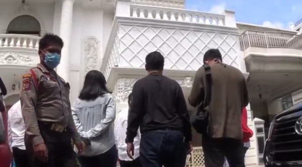 2 Rumah Mewah Crazy Rich Indra Kenz di Medan Disegel Mabes Polri