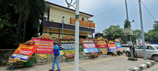 Gerebek Kampung Bahari, Polres Jakarta Utara Dibanjiri Karangan Bunga