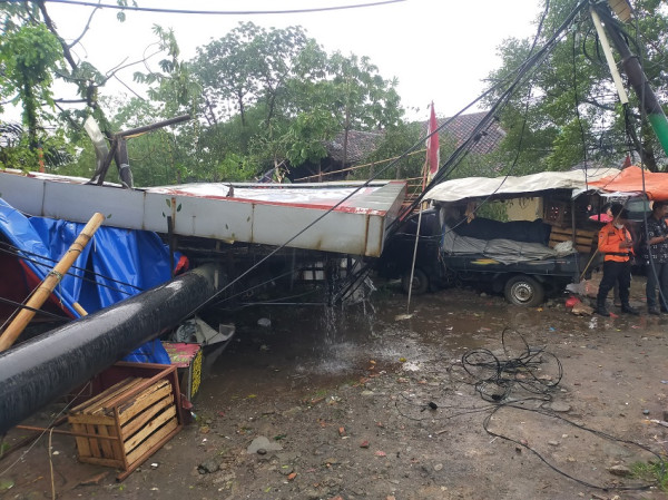 Hujan Angin Robohkan Papan Reklame di Bogor, Pemotor Berteduh Berhamburan