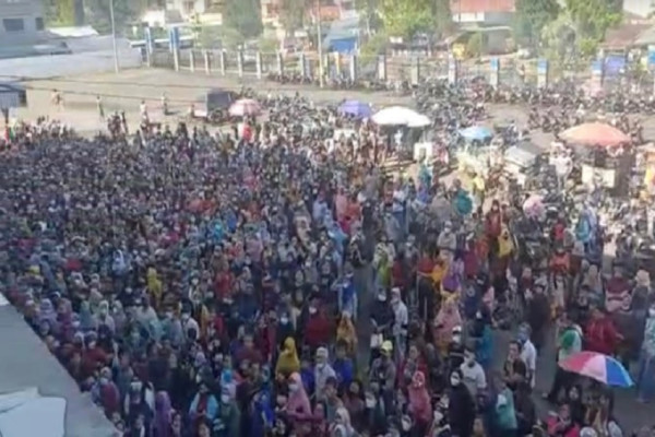 Ribuan Emak-emak Kecewa, Antre sejak Pagi Ternyata Operasi Pasar Minyak Goreng Dibatalkan