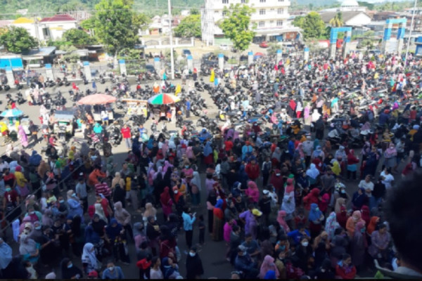 Ribuan Emak-emak Kecewa, Antre sejak Pagi Ternyata Operasi Pasar Minyak Goreng Dibatalkan
