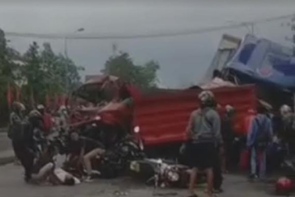Rem Blong, Truk Tronton Seruduk Sejumlah Kendaraan di Jalan Semarang-Bawen