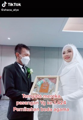 Viral! Pernikahan Beda Agama, Wanitanya Berhijab Ikut Pemberkatan di Gereja