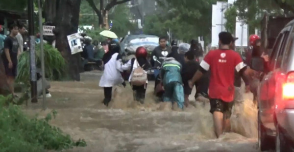 Banjir Bandang Terjang Tuban, Mobil Terseret Arus