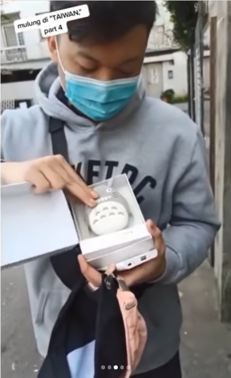 Viral! Pria Indonesia Jadi Pemulung di Taiwan, Dapat Sepatu hingga Kamera Baru