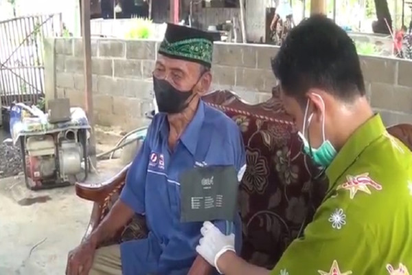 Hebat! Kakek 102 Tahun Jadi Penerima Vaksin Tertua, Usai Disuntik Malah Segar