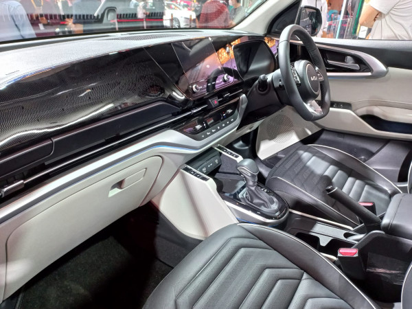 Ini Detail-detail Kecil yang Bikin KIA Carens Jadi Lawan Berat Xpander dan Avanza