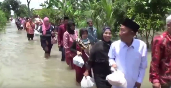Terendam Banjir, 2 Sejoli di Jombang Tetap Gelar Resepsi Pernikahan di Tengah Genangan Air