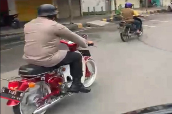 Penampakan Kapolres Lubuklinggau AKBP Harissandi ke Kantor Naik Motor Bebek Tahun 1975