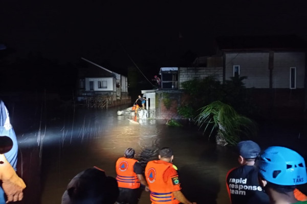 Kondisi Hamil 8 Bulan, Riska Harus Bertahan dari Terjangan Banjir dan Hujan Lebat di Atas Kanopi