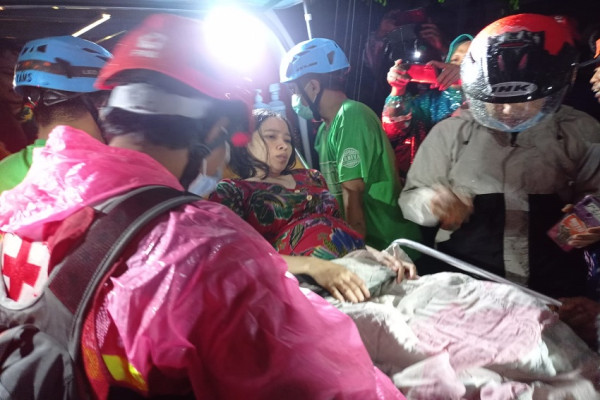 Dramatis! Begini Penampakan Evakuasi Korban Banjir Bandang di Kota Malang