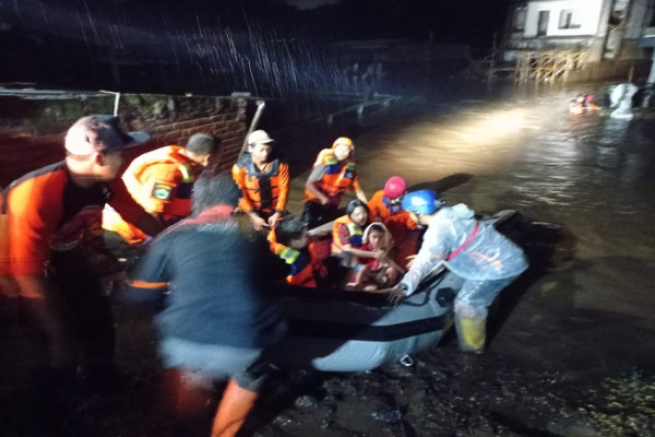 Dramatis! Begini Penampakan Evakuasi Korban Banjir Bandang di Kota Malang