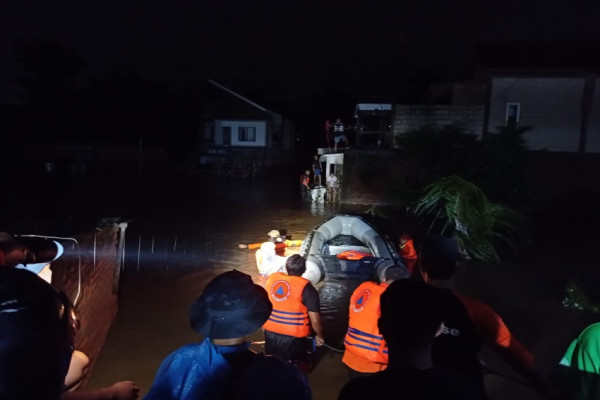 Dramatis! Begini Penampakan Evakuasi Korban Banjir Bandang di Kota Malang