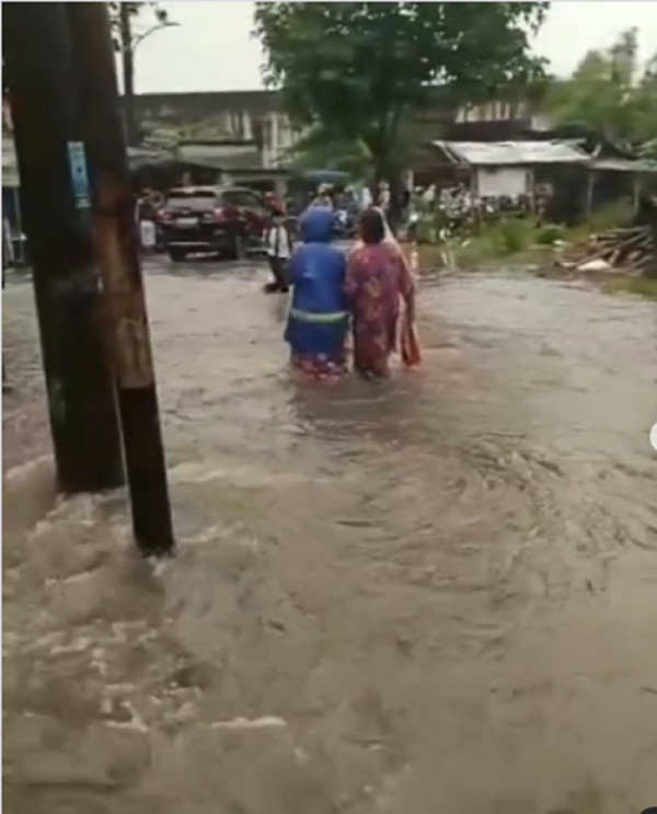 Tangerang Diguyur Hujan, Jalan Gempol Raya Tenggelam Mirip Banjir Bandang