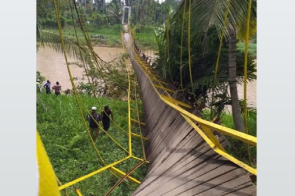 Horor! Tak Kuat Menahan Beban Jembatan Gantung Ambruk, 30 Warga Jatuh ke Sungai