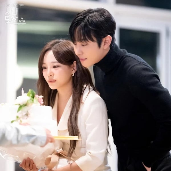 3 Perbedaan Webtoon The Office Blind Date dengan A Business Proposal
