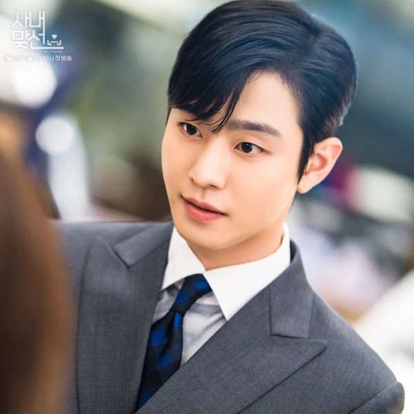 3 Perbedaan Webtoon The Office Blind Date dengan A Business Proposal