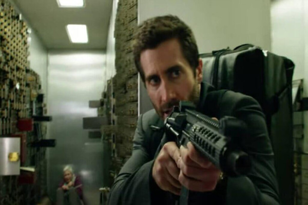 Review Film Ambulance: Pelarian Konyol Perampok Bank Ulung