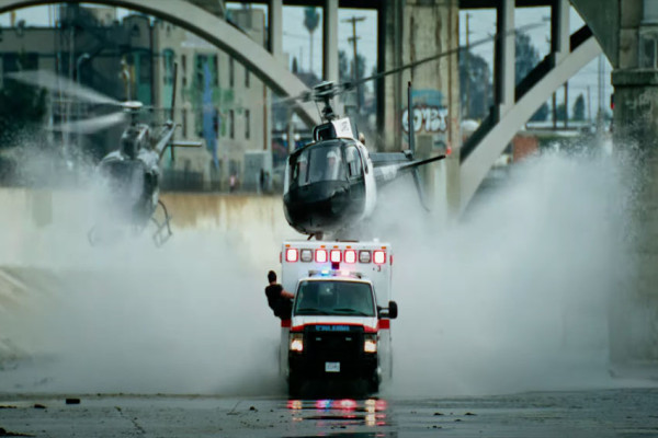 Review Film Ambulance: Pelarian Konyol Perampok Bank Ulung
