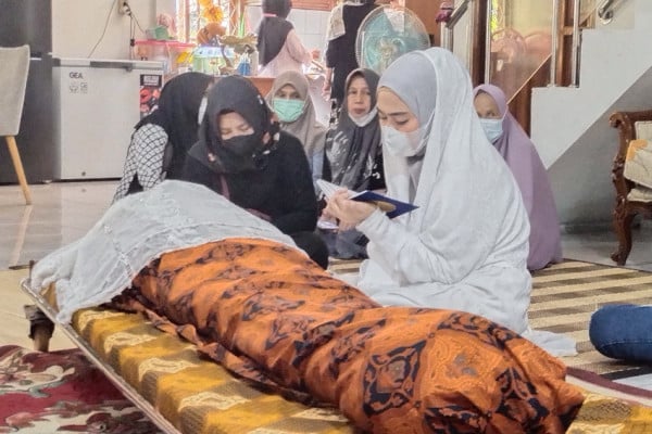 Suasana Rumah Duka Mertua Ustaz Solmed, April Jasmine Tak Kuasa Bendung Air Mata