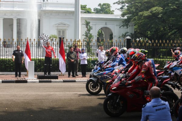 Histeria Warga Jakarta Sambut Pembalap MotoGP, Marc Marquez Kegirangan Geber Motor