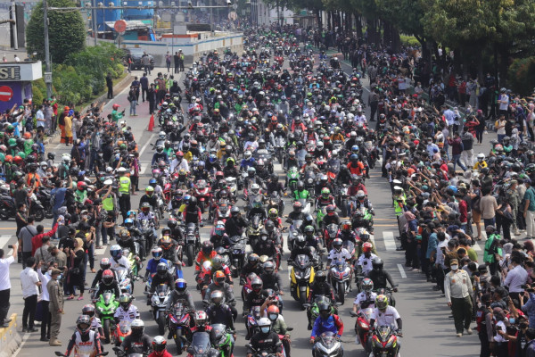 Histeria Warga Jakarta Sambut Pembalap MotoGP, Marc Marquez Kegirangan Geber Motor
