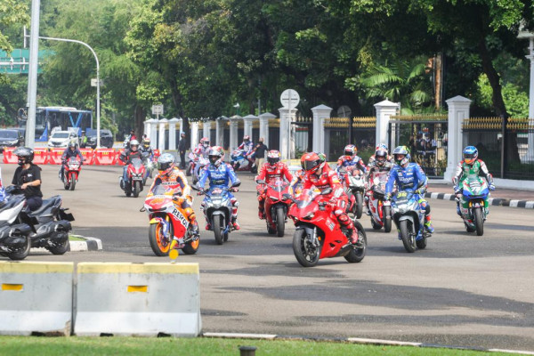 Histeria Warga Jakarta Sambut Pembalap MotoGP, Marc Marquez Kegirangan Geber Motor