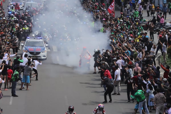Histeria Warga Jakarta Sambut Pembalap MotoGP, Marc Marquez Kegirangan Geber Motor