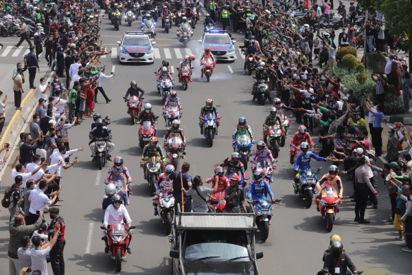 Histeria Warga Jakarta Sambut Pembalap MotoGP, Marc Marquez Kegirangan Geber Motor