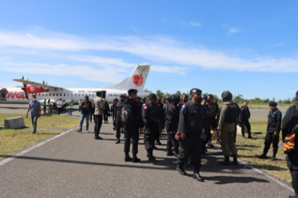 Penampakan Puluhan Personel Brimob Bersenjata Lengkap saat Diterjunkan ke Yahukimo Papua